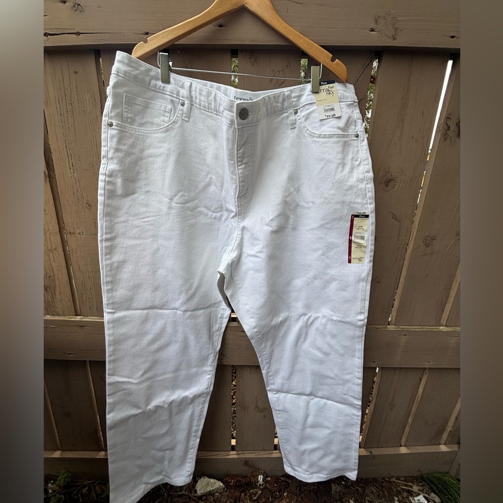 🎉NWT🎉 Terra & Sky Women's Crisp White Straight Leg Jeans